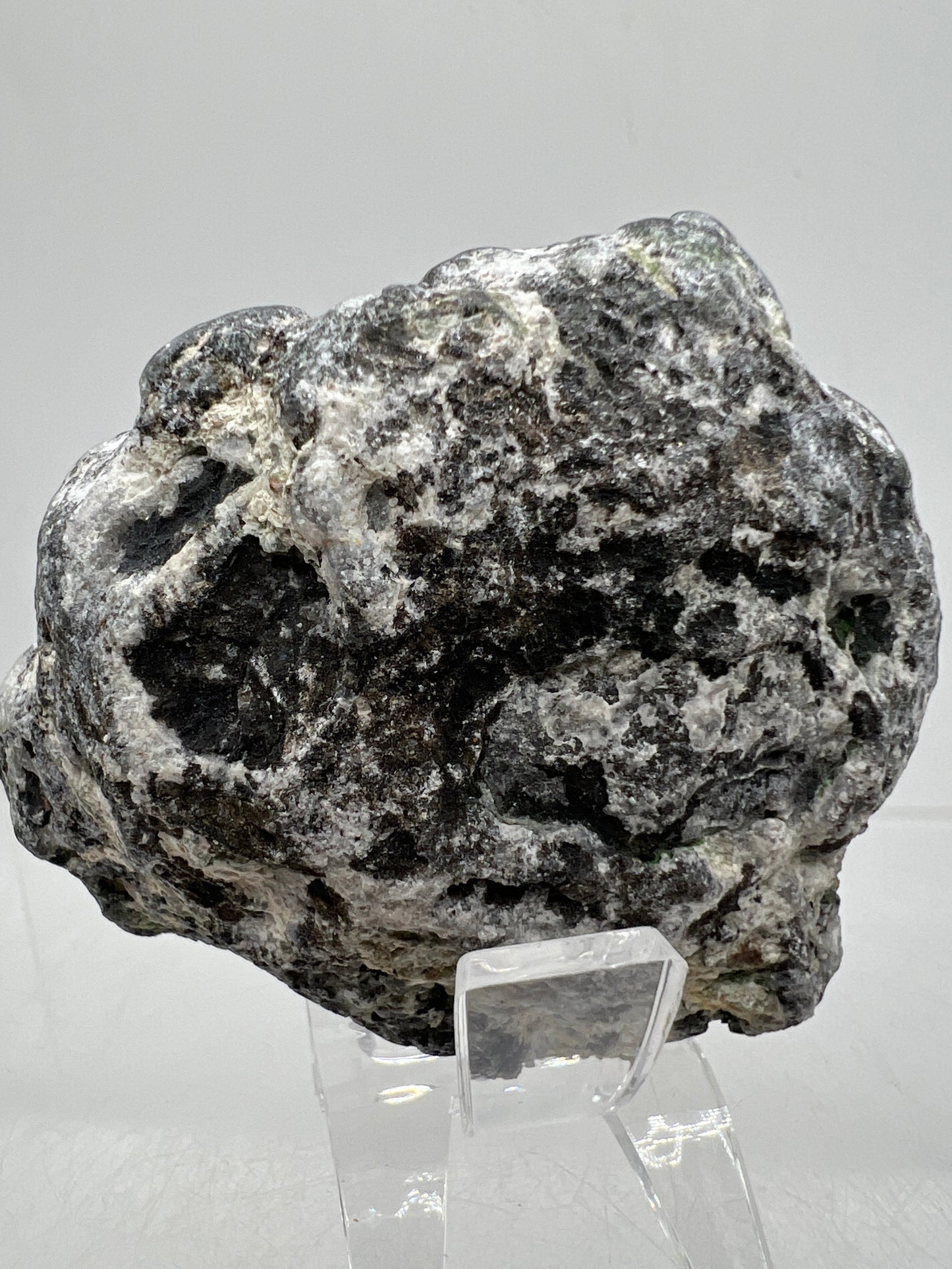 Trancas Geode Specimen From Mexico. A Beautiful Half Geode With Stunning Sugar Druzy. Gorgeous Shortwave UV Reaction!