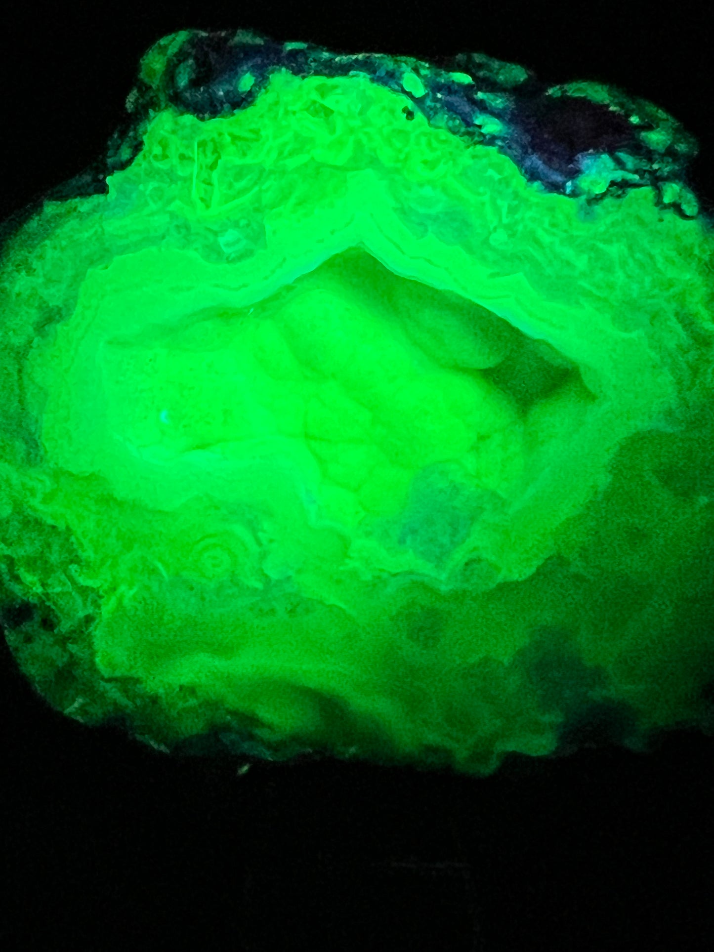 Trancas Geode Specimen From Mexico. A Beautiful Half Geode With Stunning Sugar Druzy. Gorgeous Shortwave UV Reaction!
